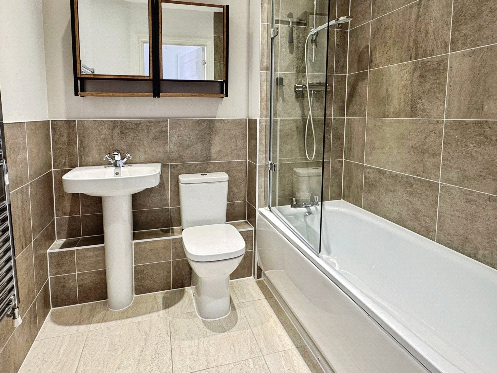Flat Jasmine Square in Woodley