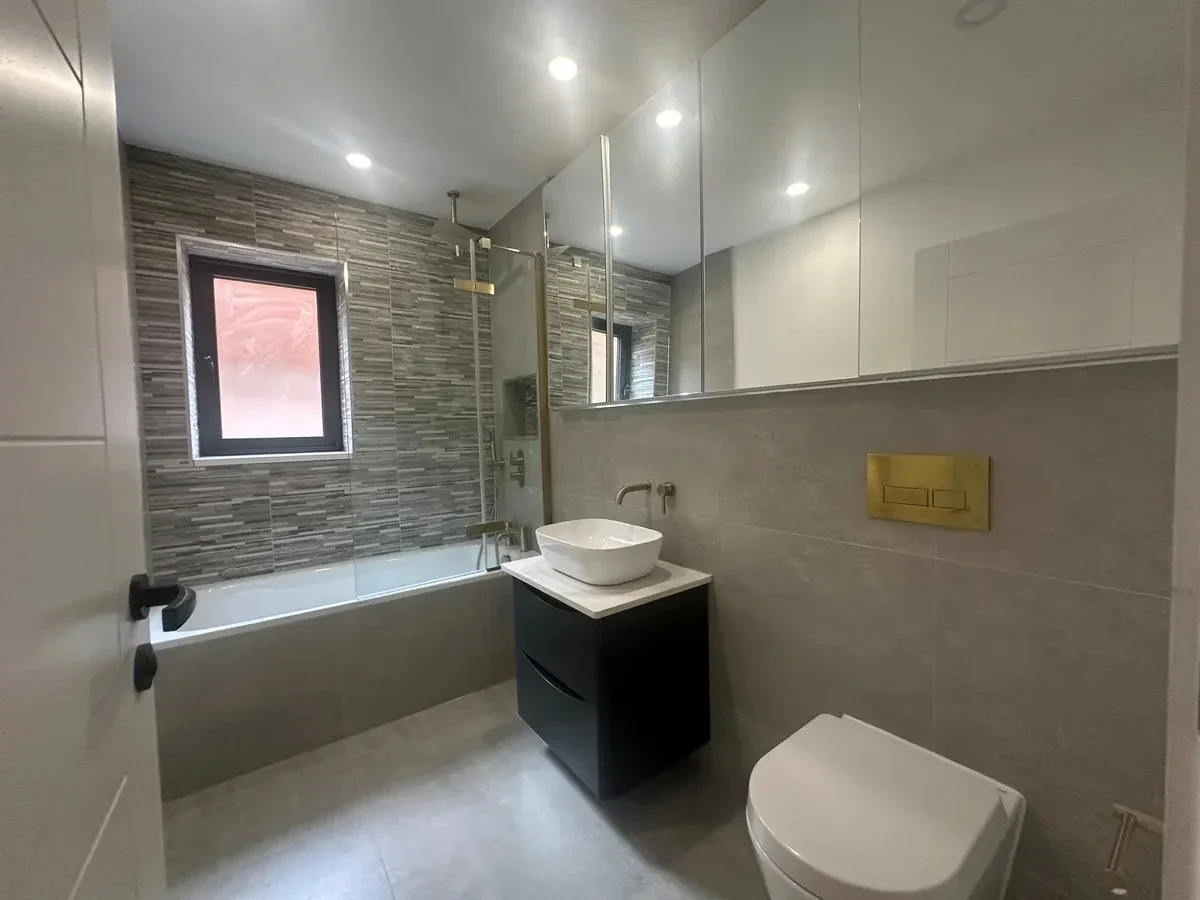 Flat Riddlesdown Road in Greater London