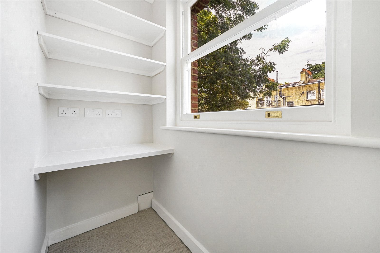 Flat Rosary Gardens in Greater London