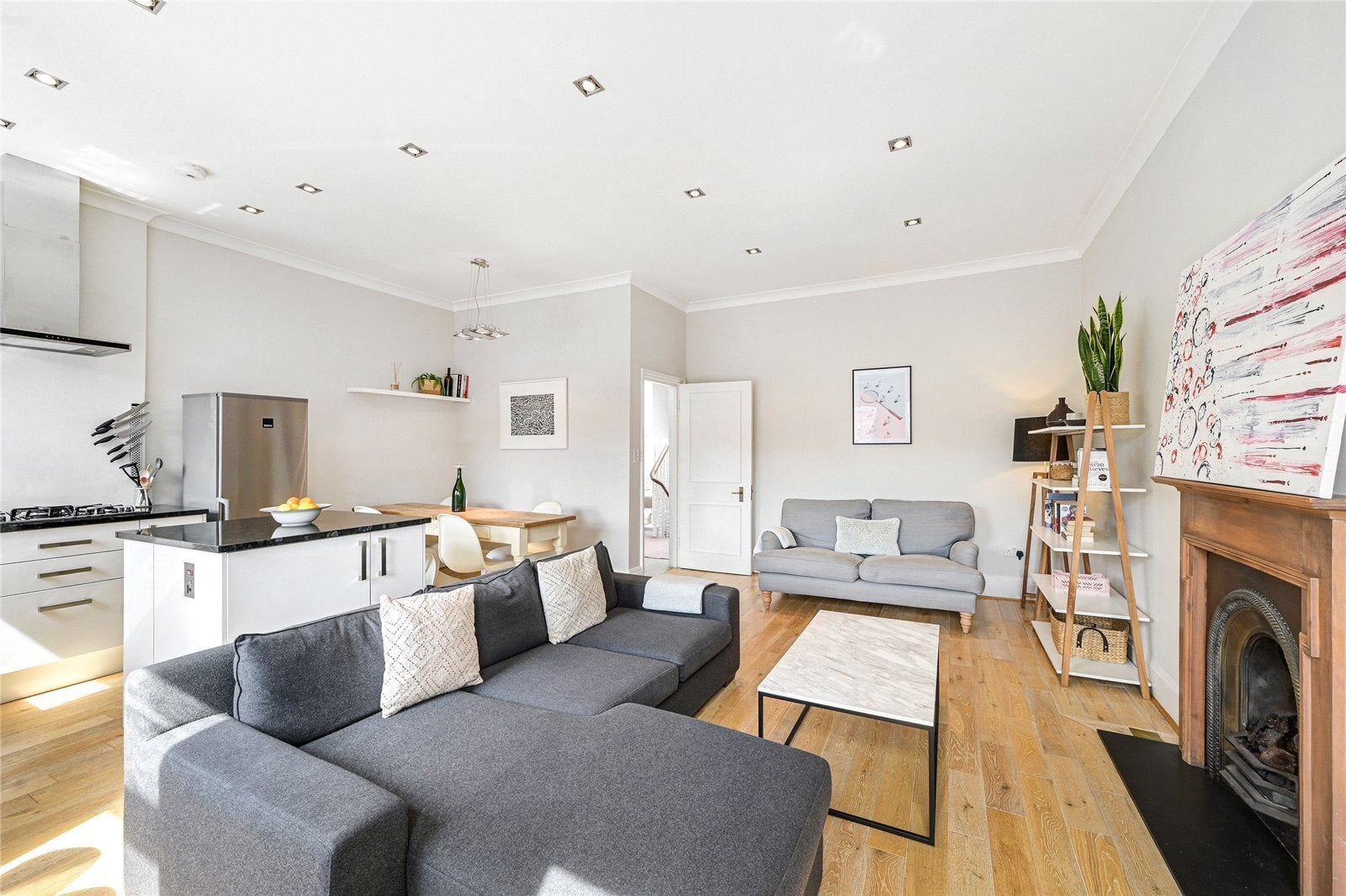 Flat Rosary Gardens in Greater London