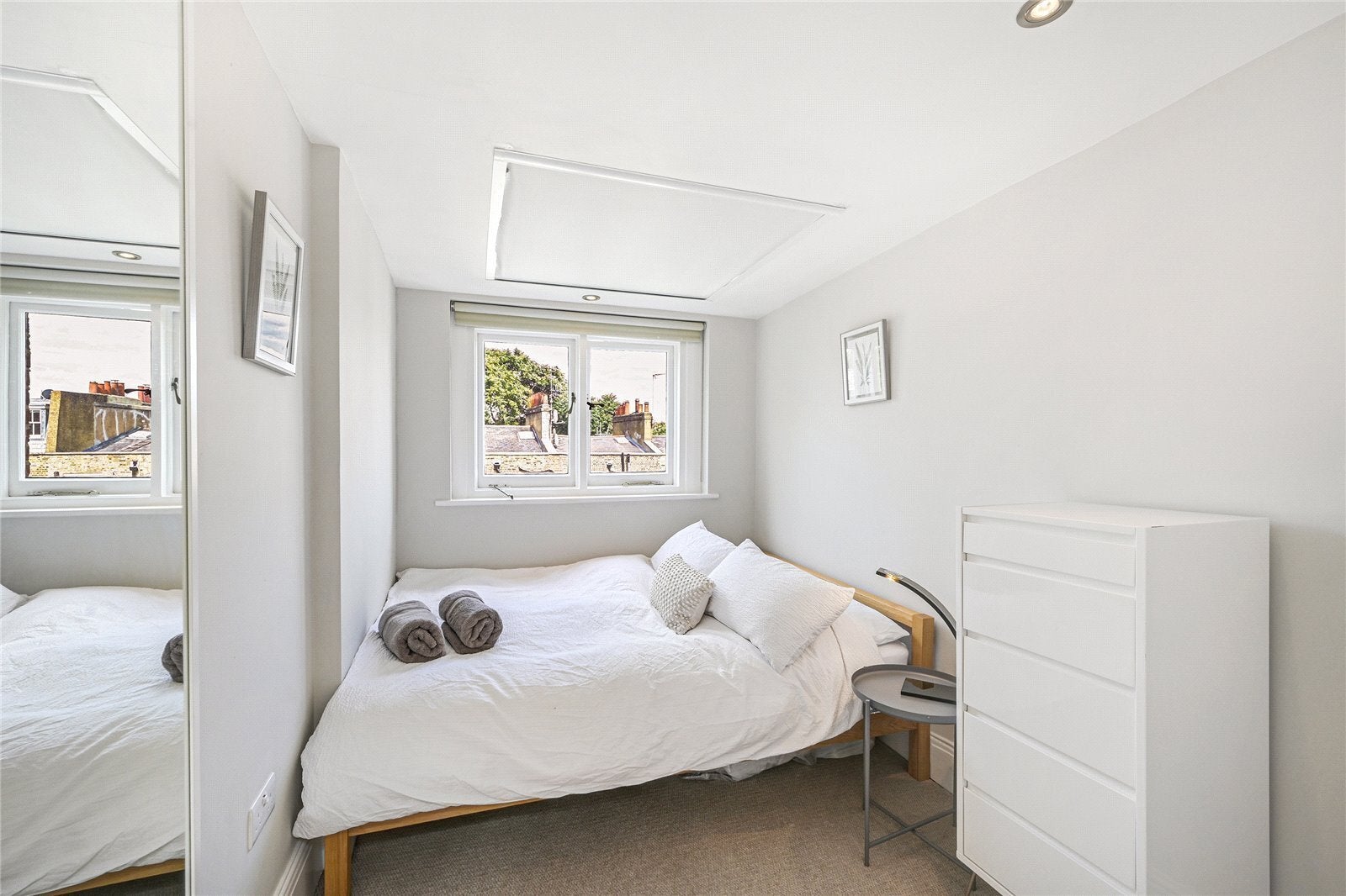 Flat Rosary Gardens in Greater London
