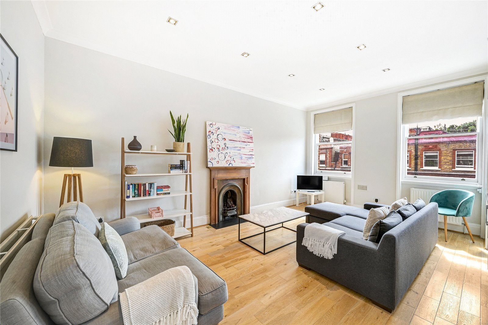Flat Rosary Gardens in Greater London