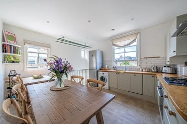 Flat Swaby Road in Greater London