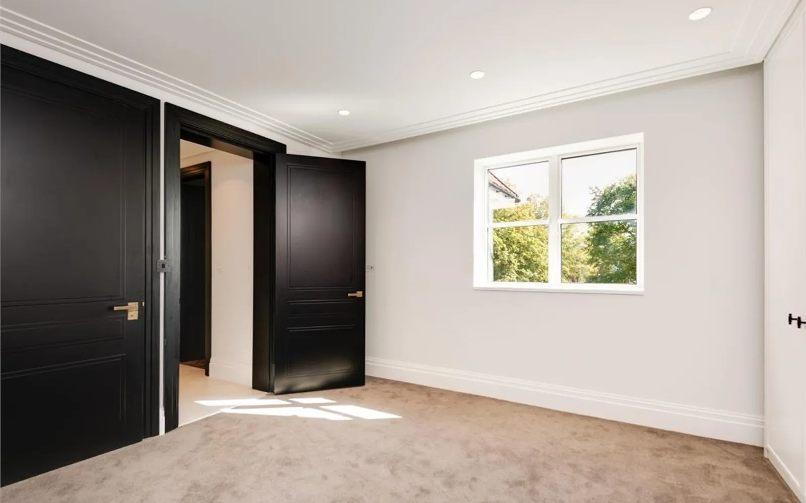 Flat Hendon Lane in Greater London