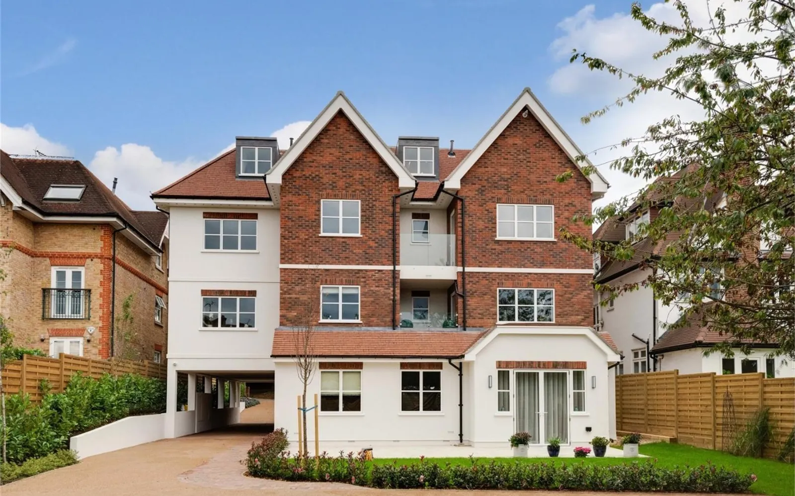 Flat Hendon Lane in Greater London