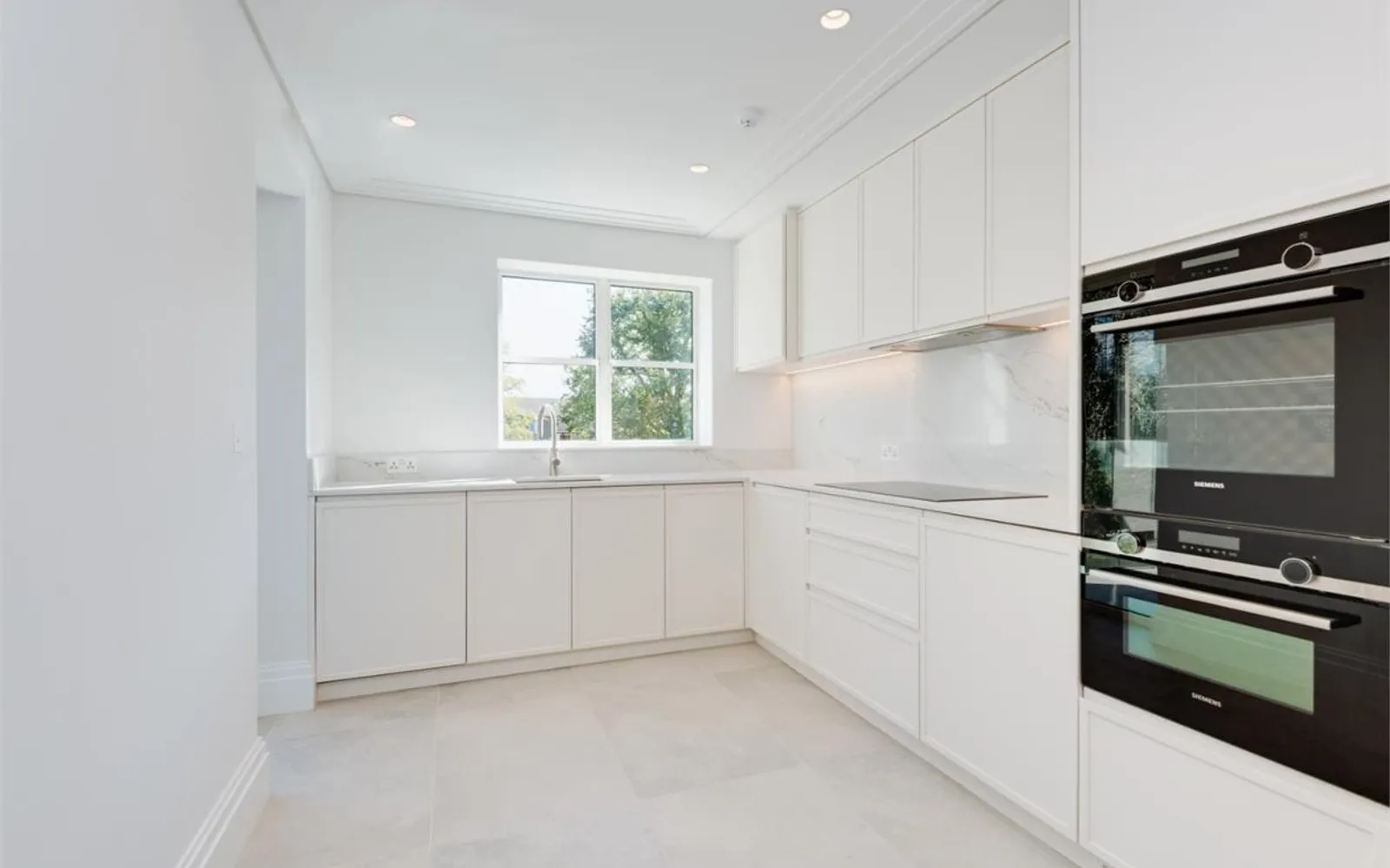 Flat Hendon Lane in Greater London