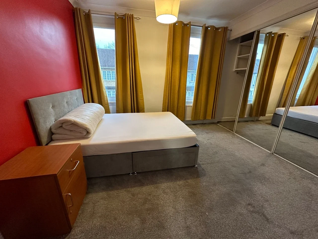 Room Beatrice Street in Swindon