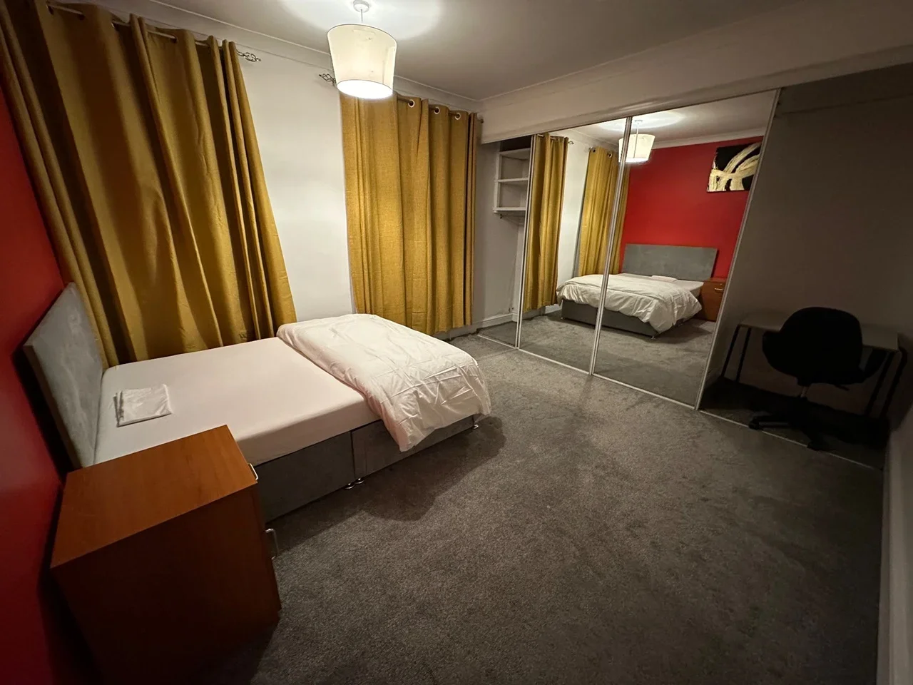 Room Beatrice Street in Swindon