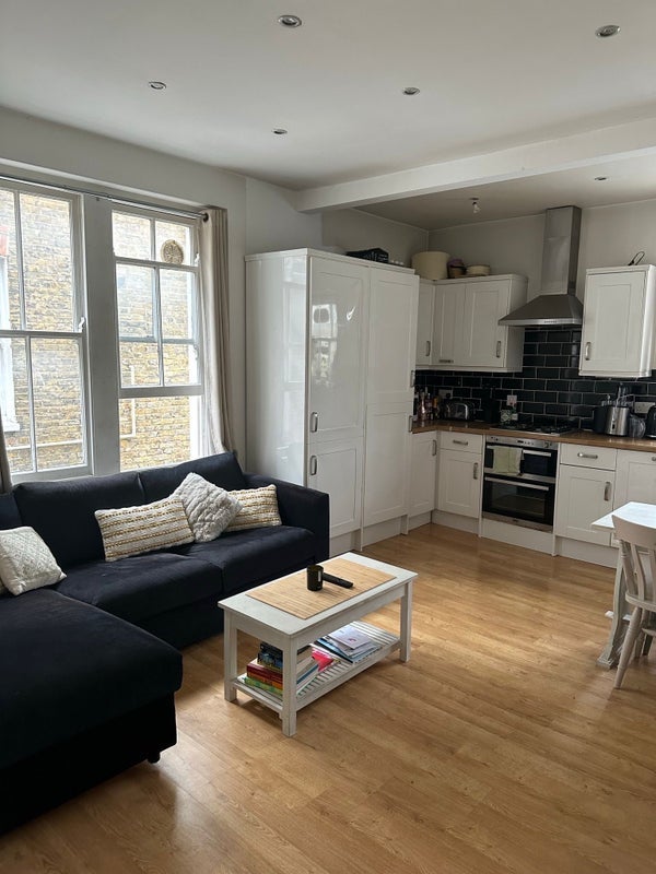 Flat Cato Road in Greater London