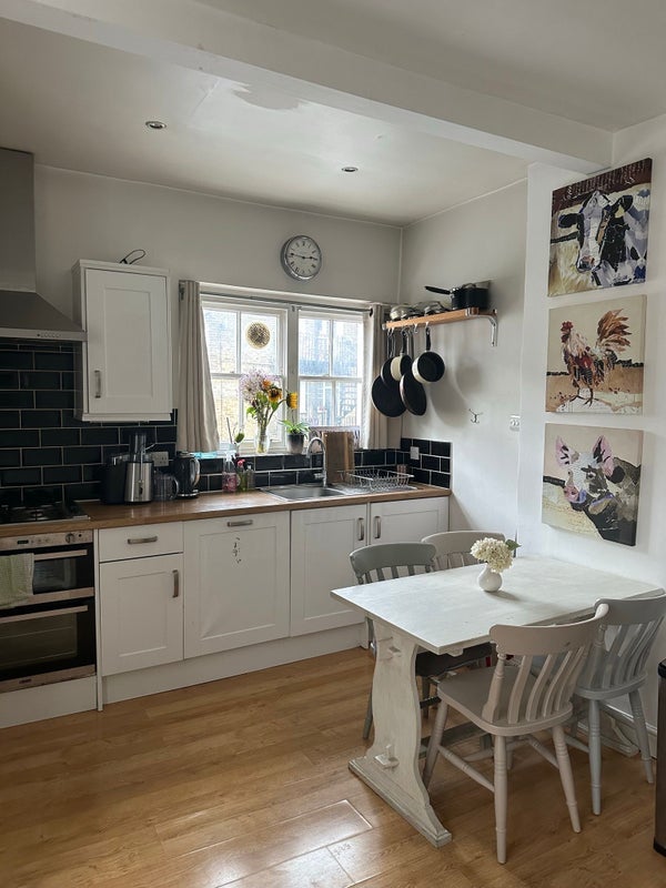 Flat Cato Road in Greater London