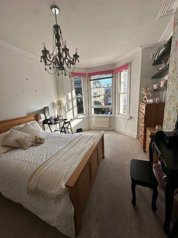 Flat Cato Road in Greater London