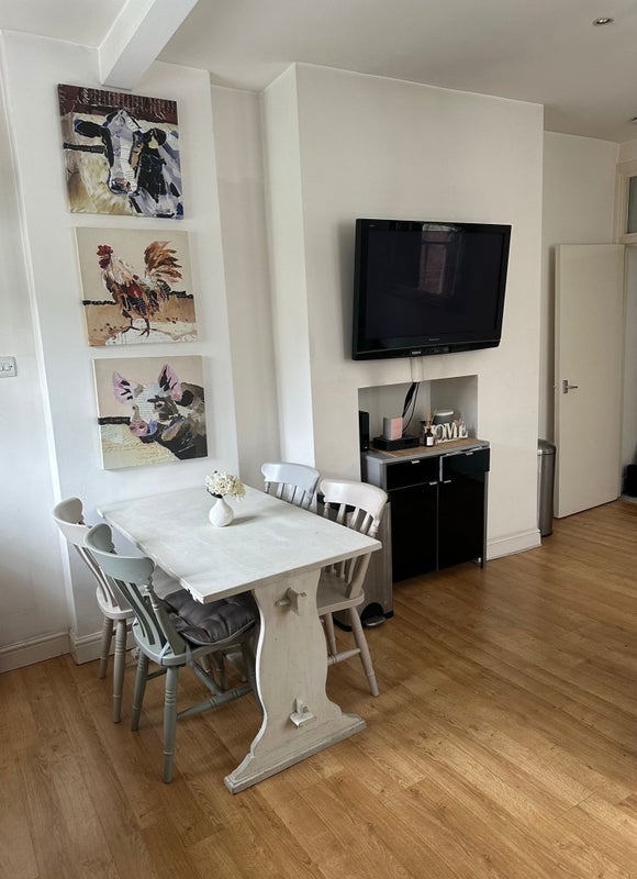 Flat Cato Road in Greater London