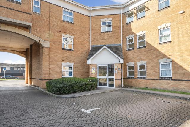 Flat Staines Road West in Sunbury-on-Thames