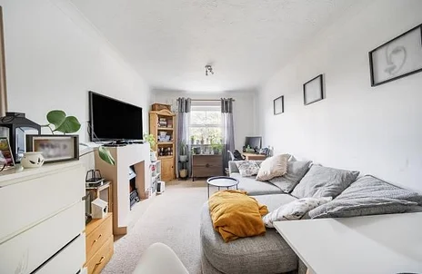 Flat Staines Road West in Sunbury-on-Thames