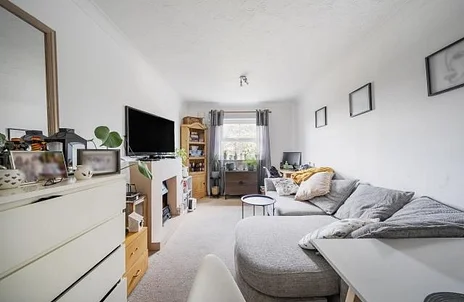 Flat Staines Road West in Sunbury-on-Thames