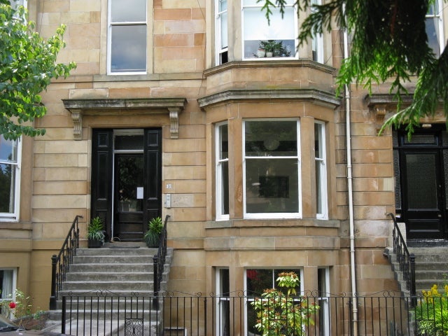 Room Queen Square in Glasgow