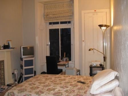 Room Queen Square in Glasgow