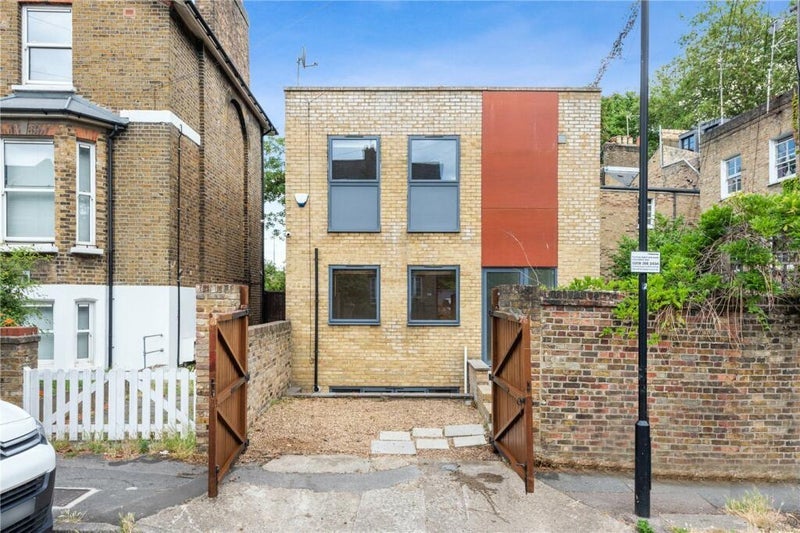 House Brookfield Road in Greater London