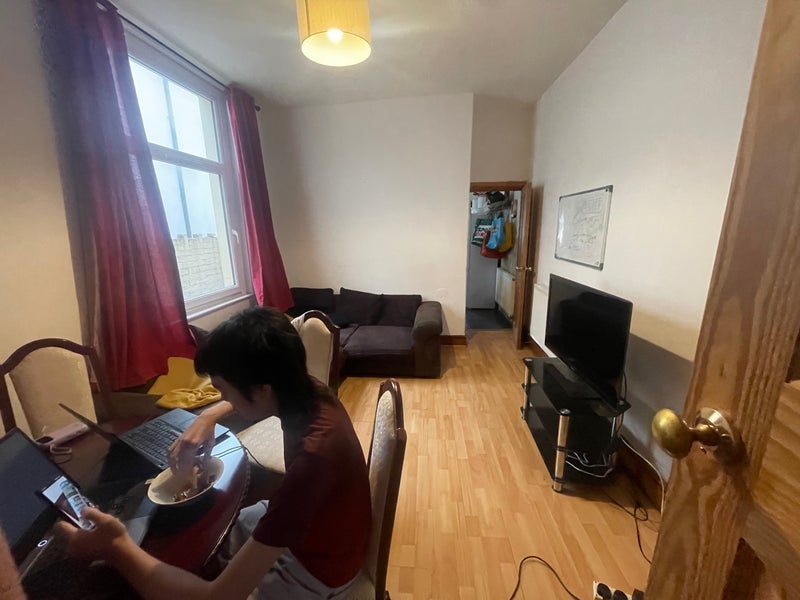 Room Pentyrch Street in Cardiff