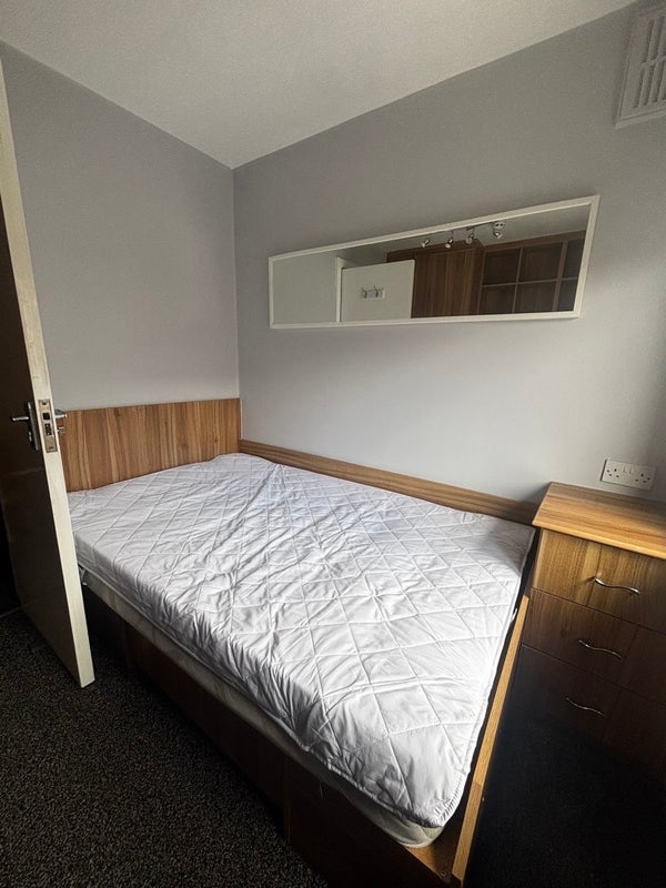 Room Richmond Avenue in Leeds