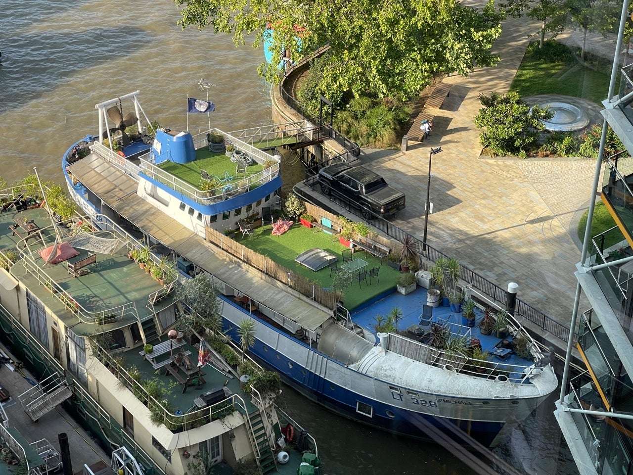 Flat Tideway Walk in Greater London