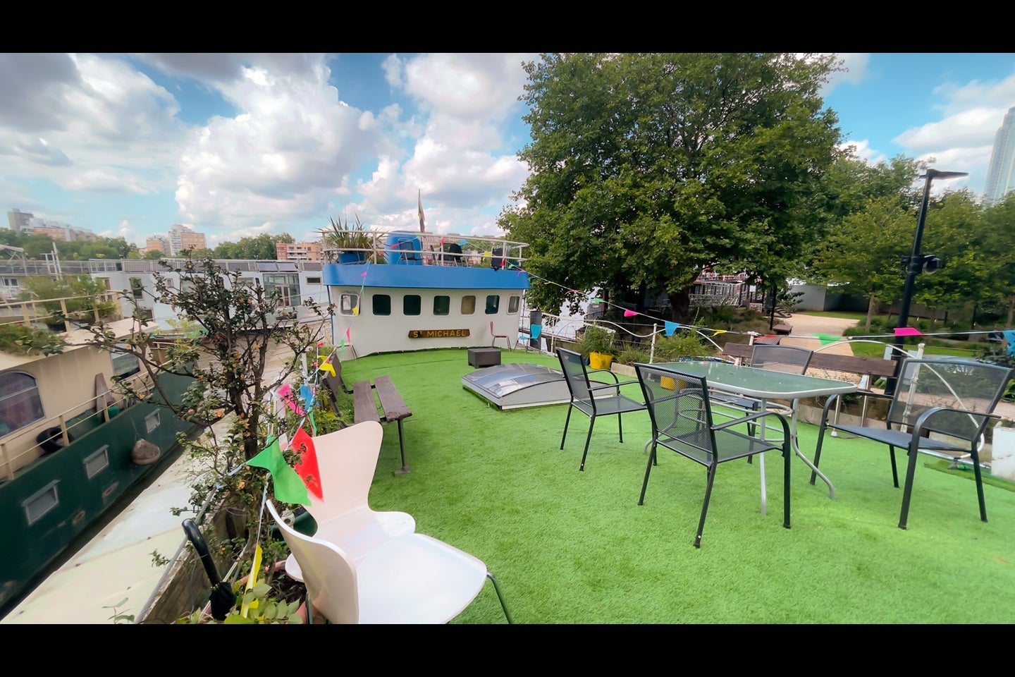 Flat Tideway Walk in Greater London
