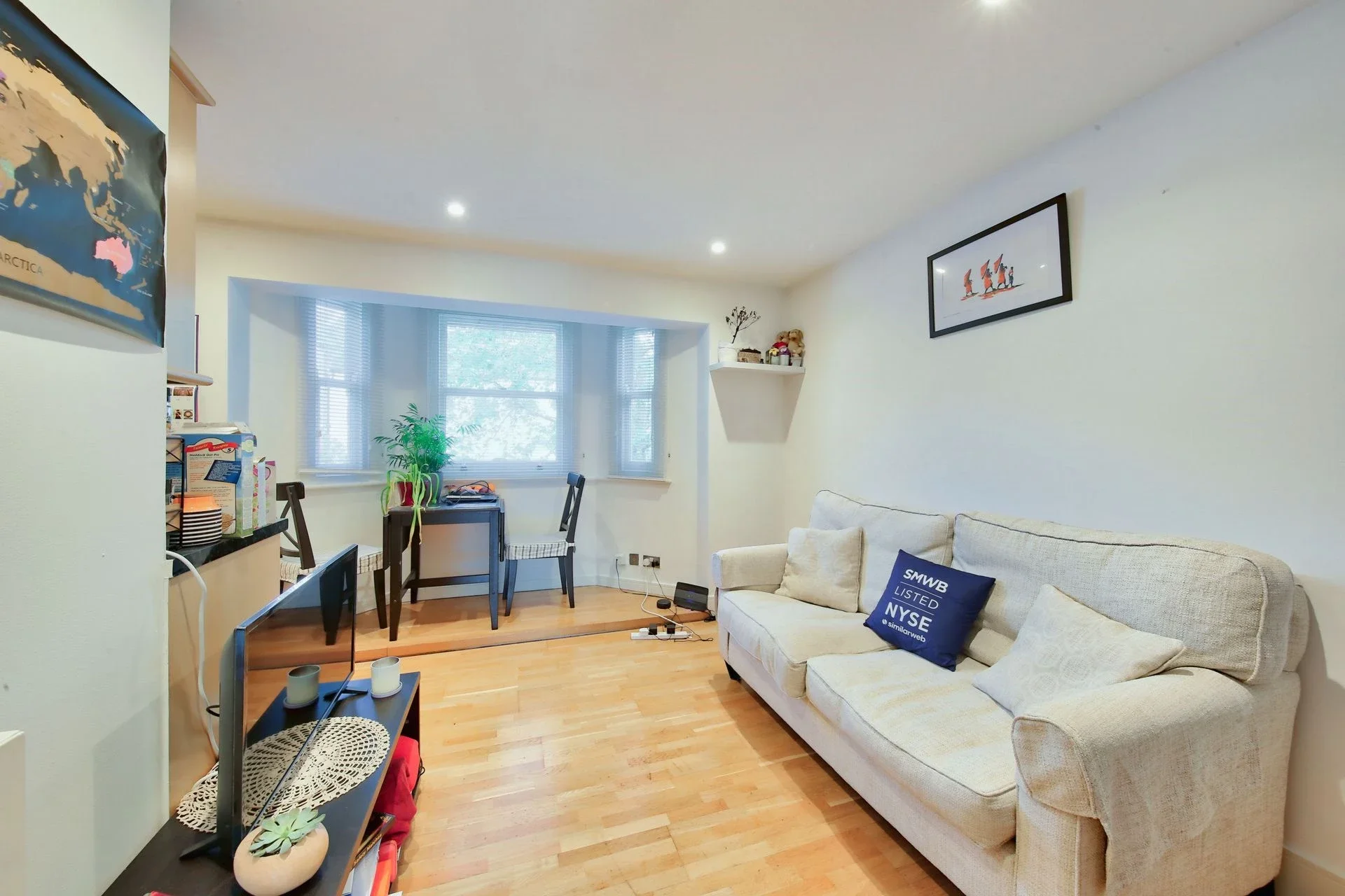 Flat Lebanon Gardens in Greater London