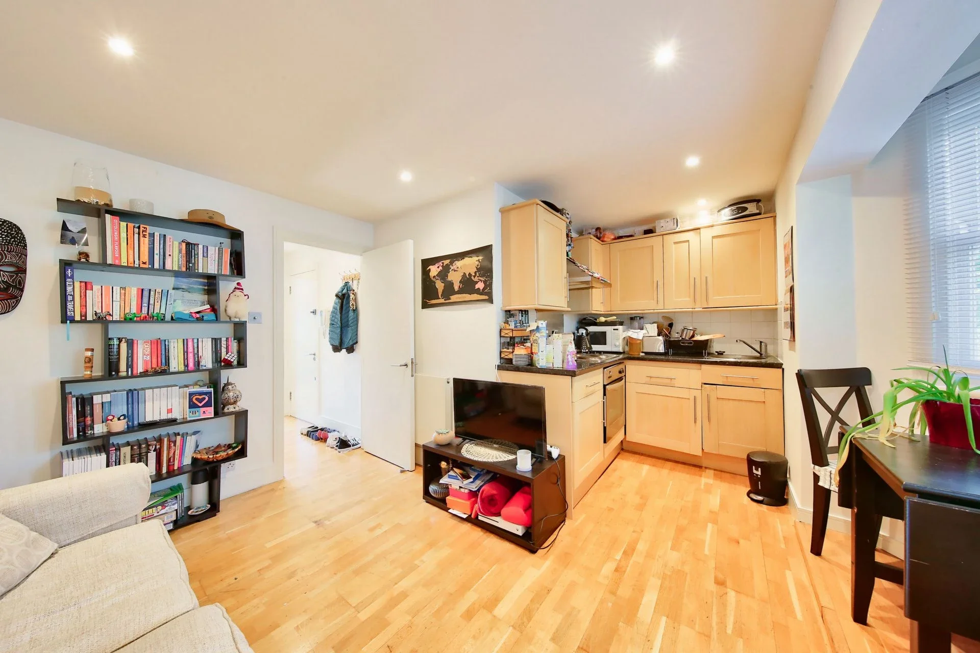 Flat Lebanon Gardens in Greater London