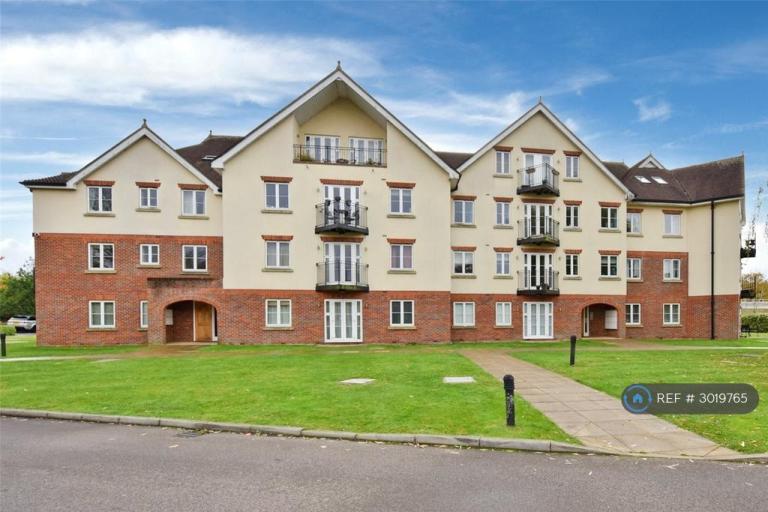 Flat Datchet Road in Slough