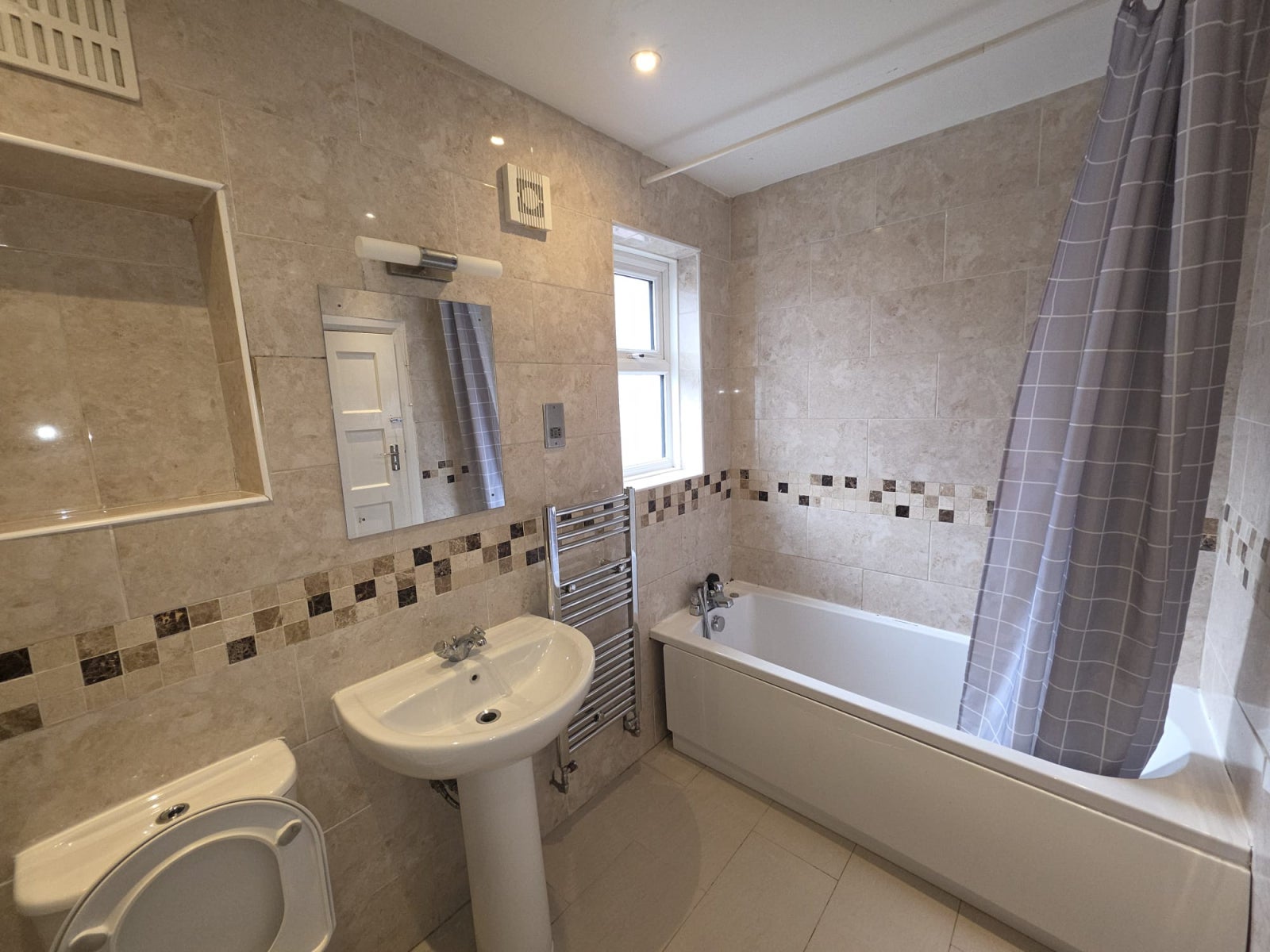 Room High Street in Greater London