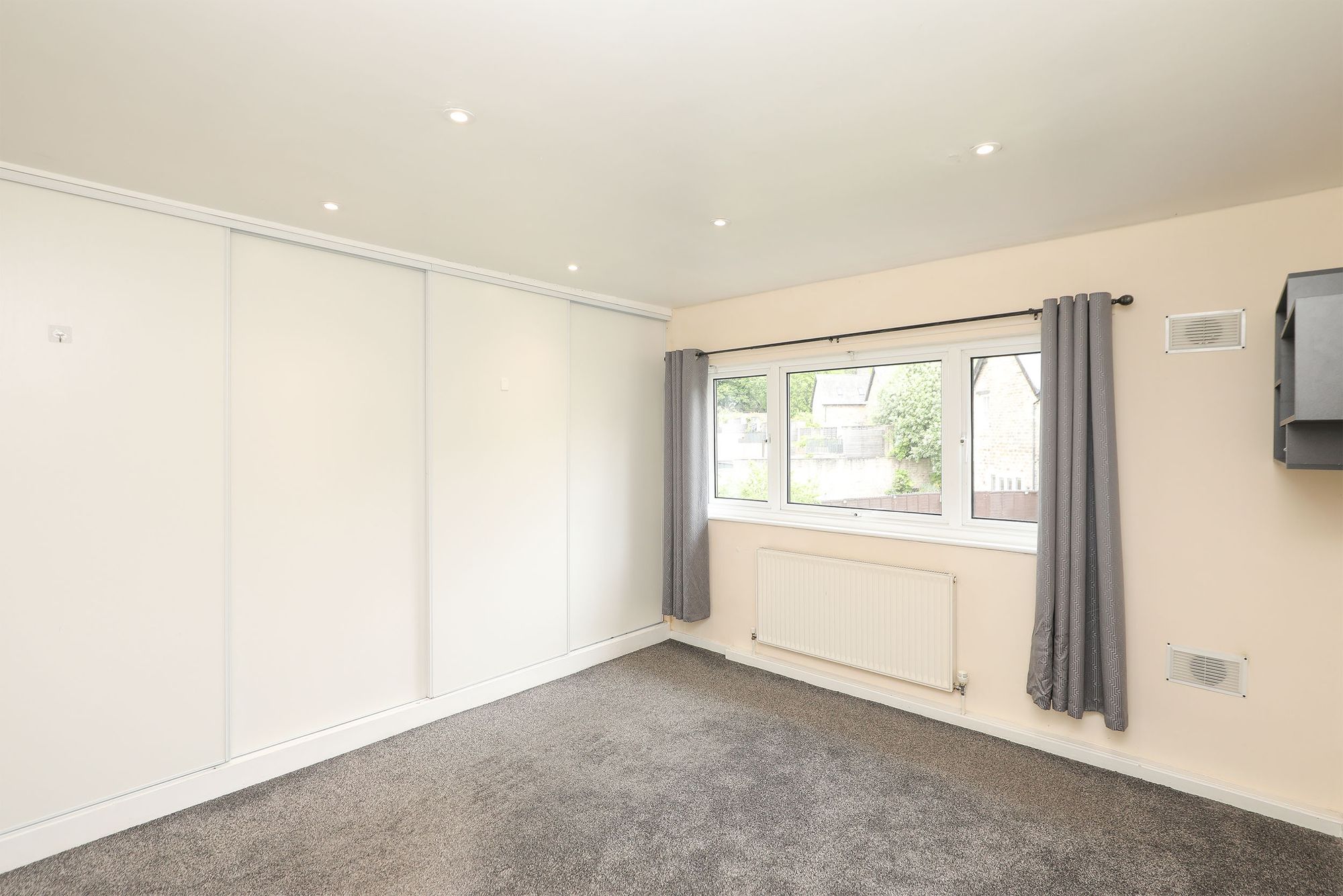 Flat Chesterwood Drive in Sheffield