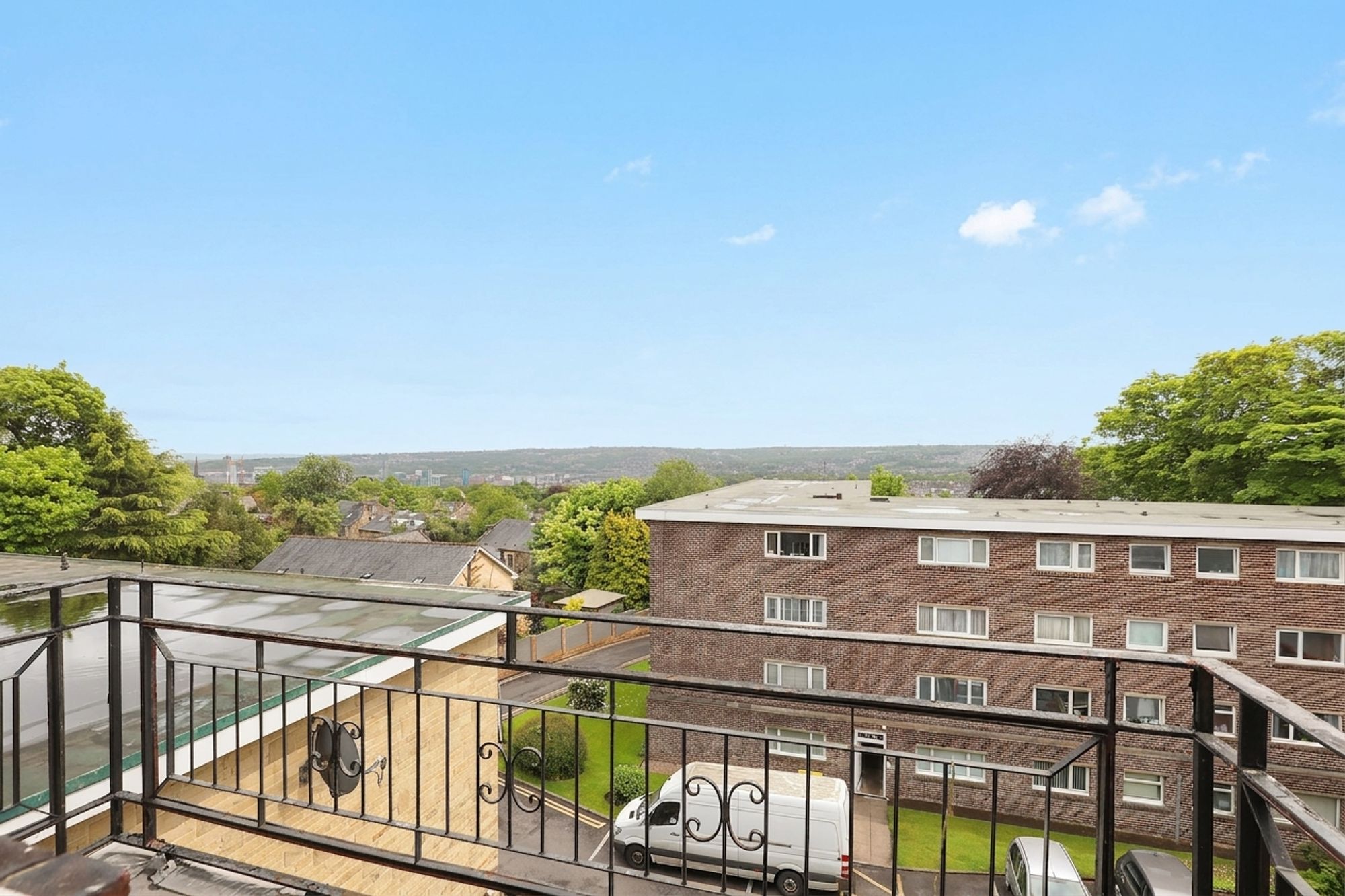 Flat Chesterwood Drive in Sheffield