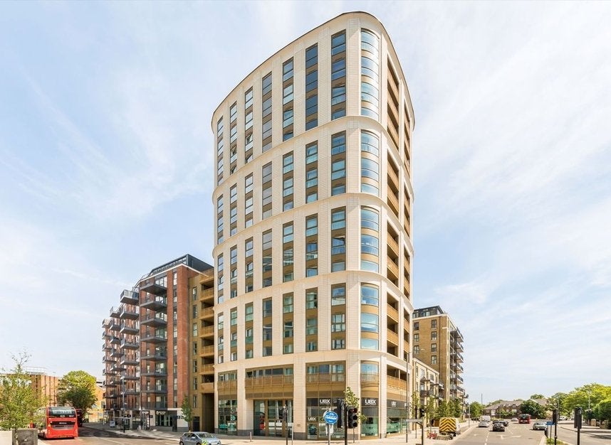 Flat Wheatfield Way in Greater London