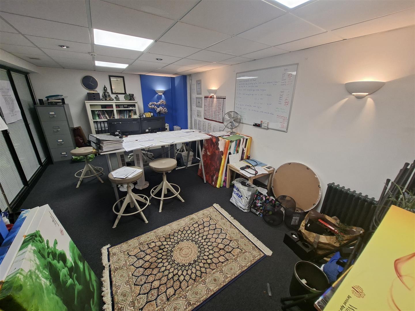 Room Woodville Road in Cardiff