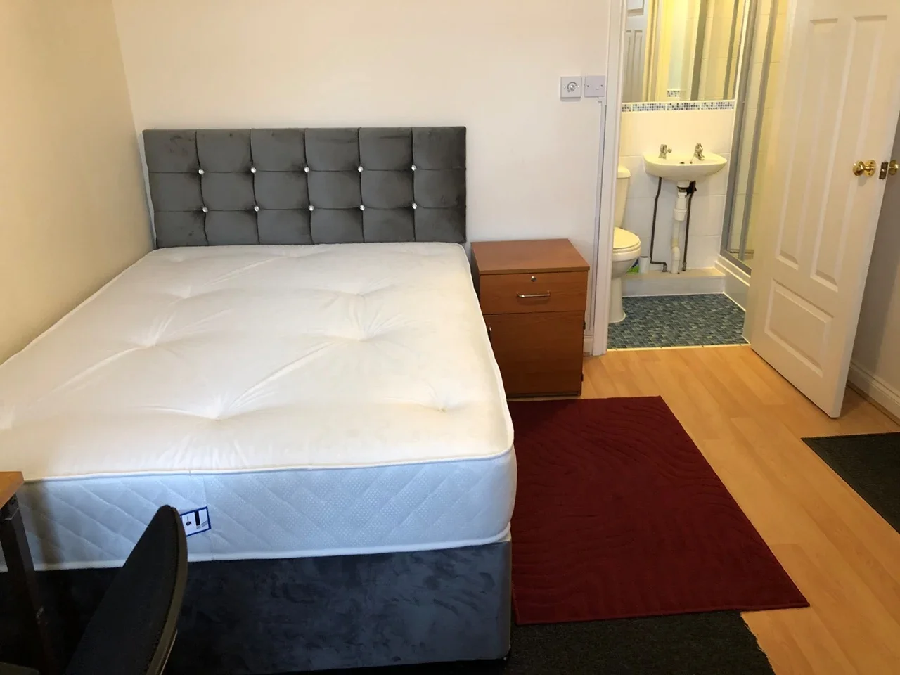 Room Poulton Street in Swindon