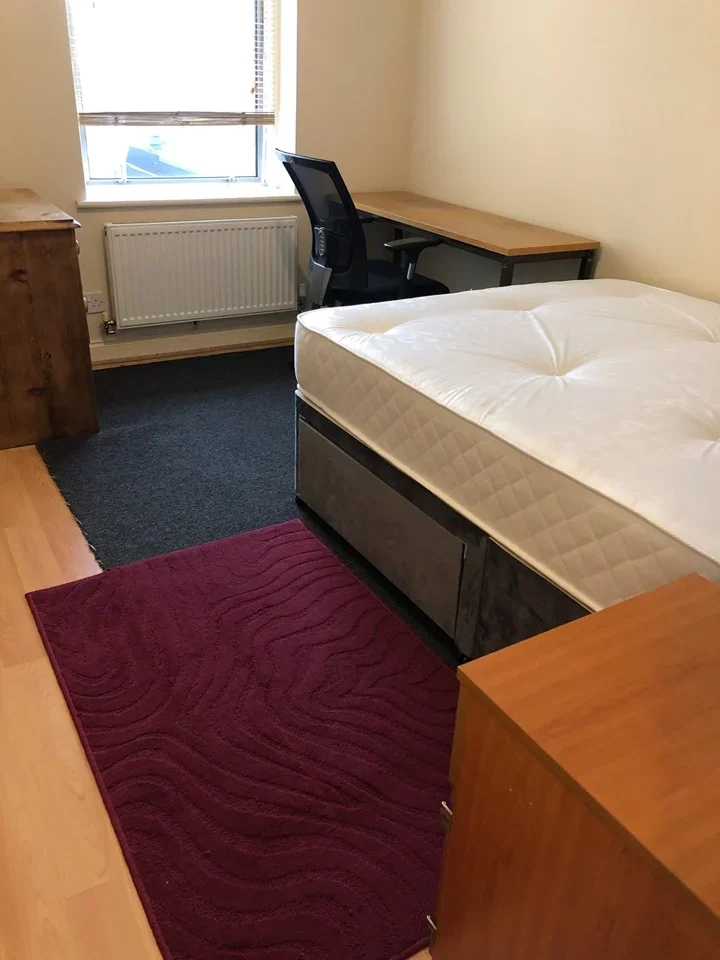 Room Poulton Street in Swindon
