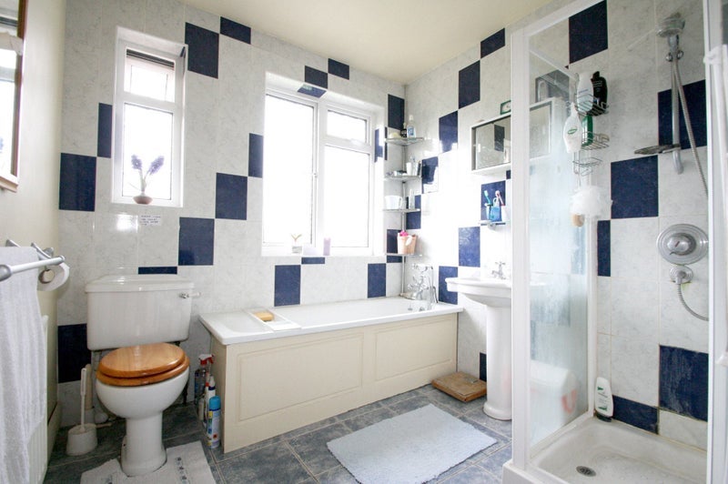 Room Hillcross Avenue in Greater London