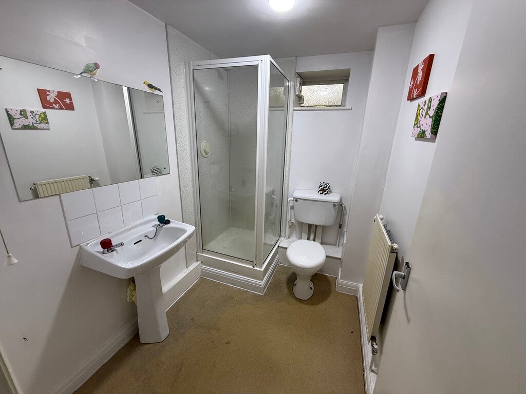 Room Pine Road in Manchester
