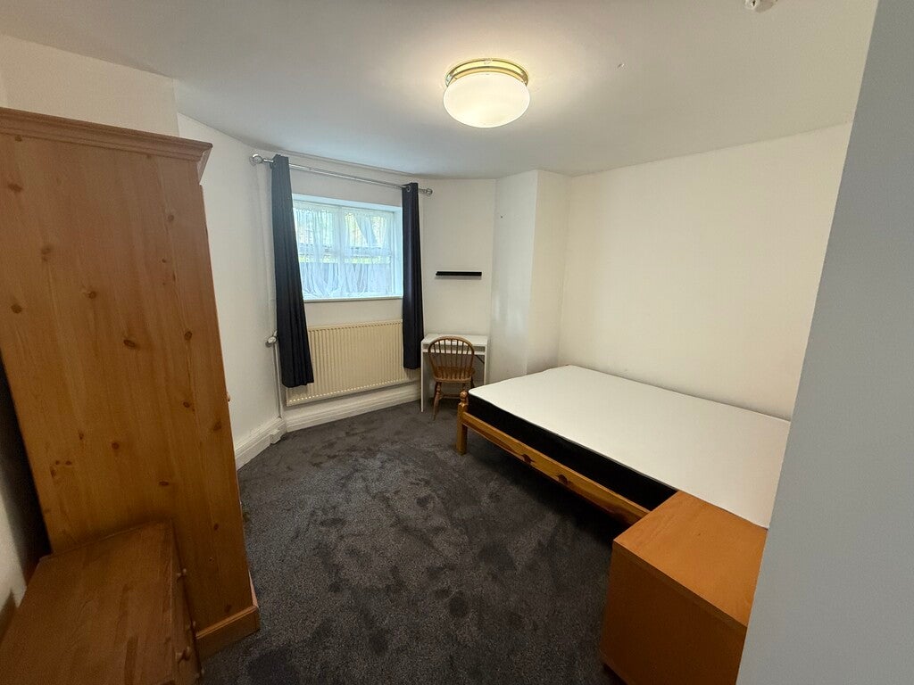 Room Pine Road in Manchester