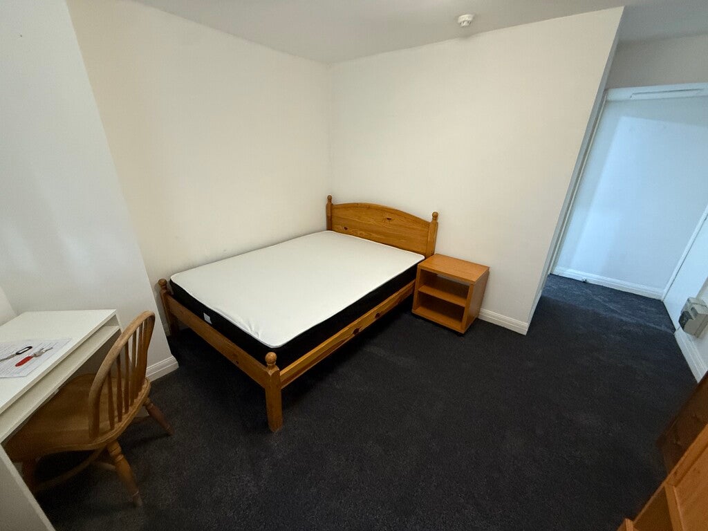 Room Pine Road in Manchester