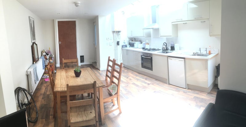 Room Colegrave Road in Greater London