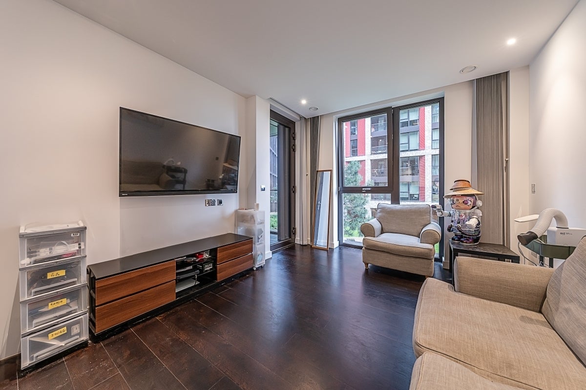 Flat Ponton Road in Greater London