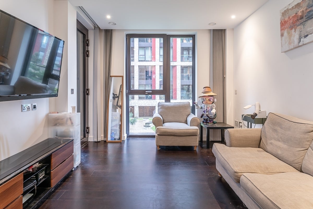 Flat Ponton Road in Greater London