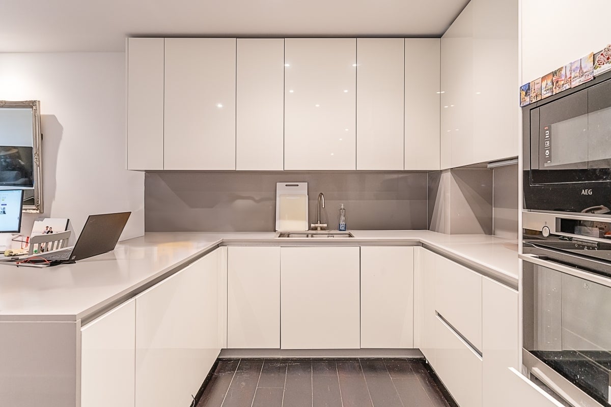 Flat Ponton Road in Greater London