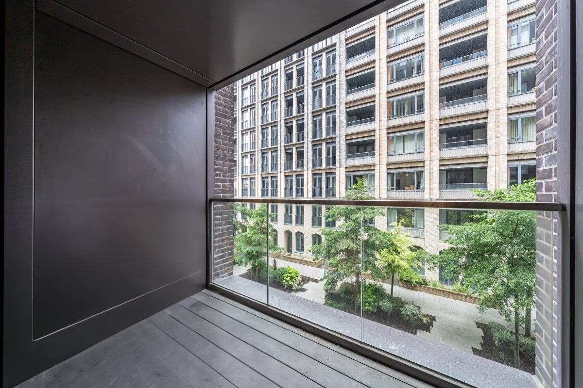 Flat Ponton Road in Greater London