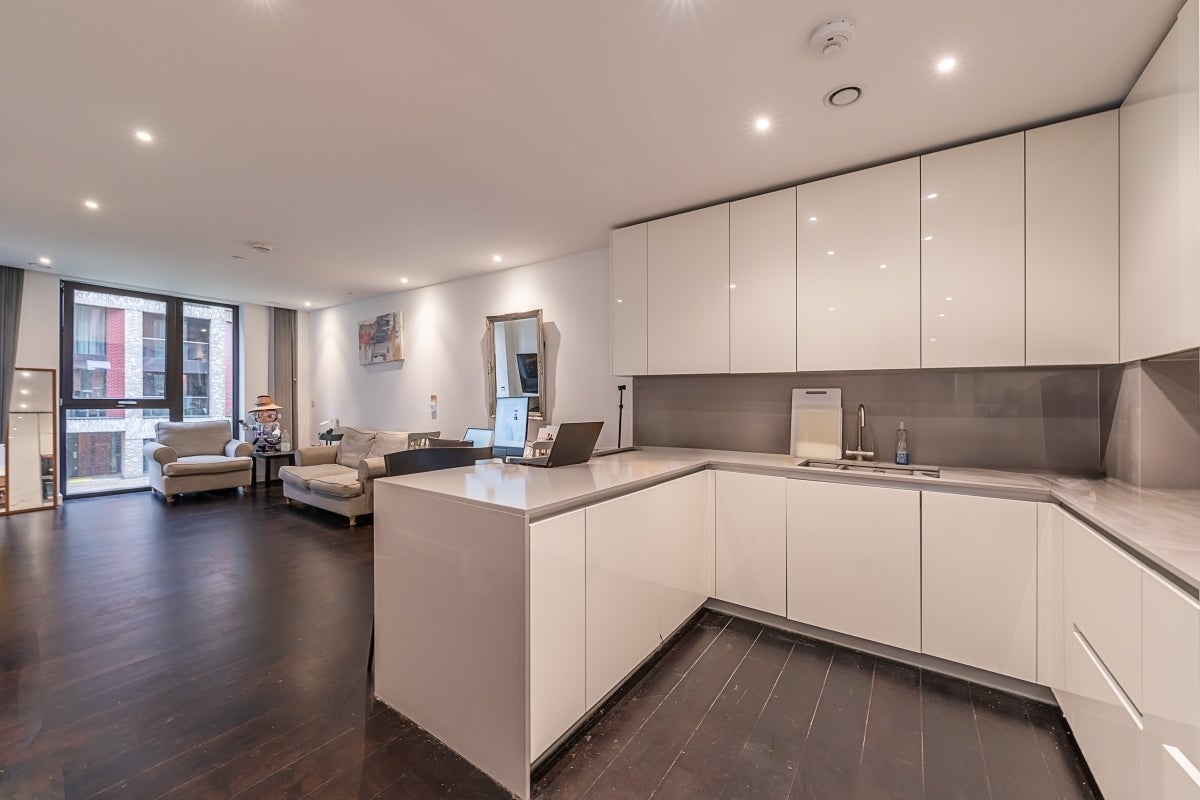 Flat Ponton Road in Greater London