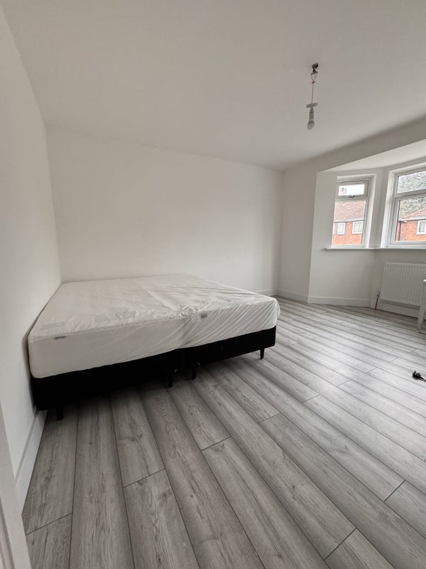 Room Wyld Way in Greater London