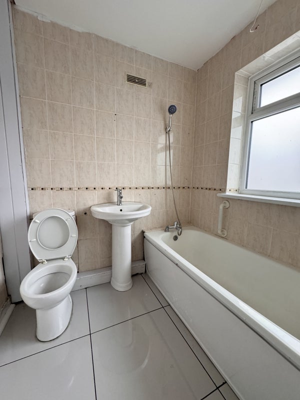 Room Wyld Way in Greater London