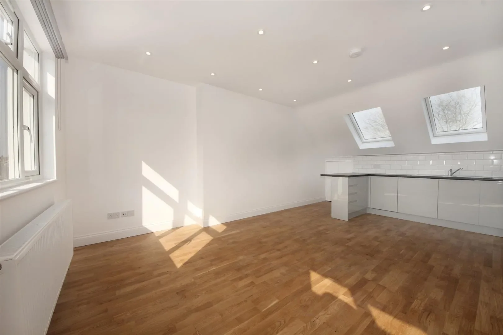 Flat Chatsworth Gardens in Greater London