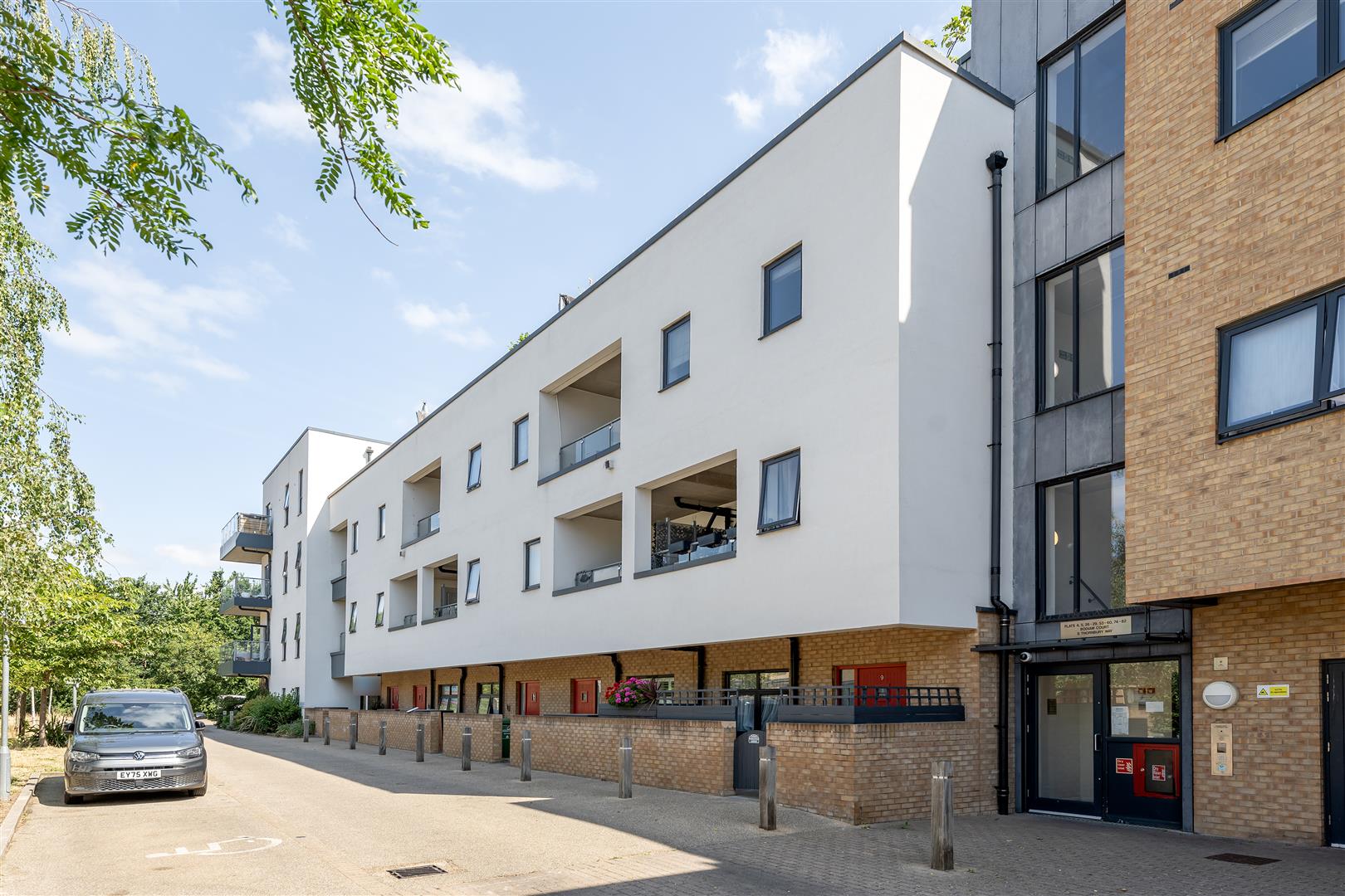 Flat Robinswood Gardens in Greater London